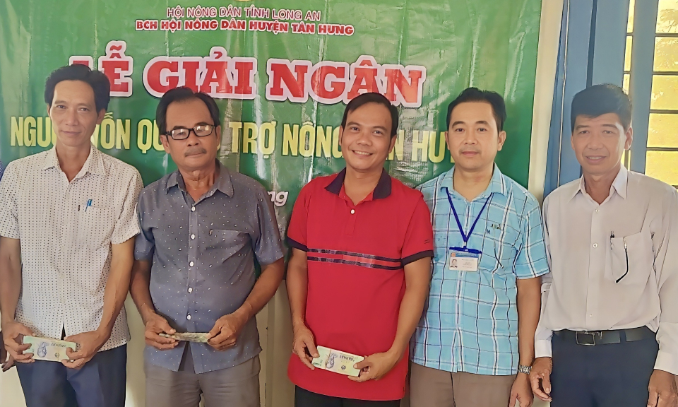 Tân Hưng giải ngân nguồn vốn Quỹ hỗ trợ nông dân