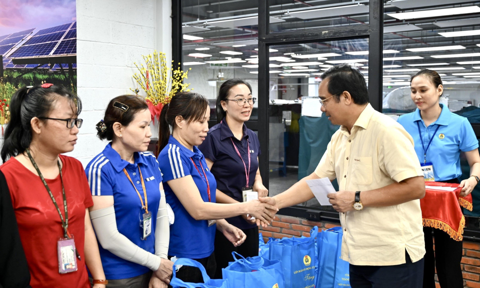 Chương trình “Cảm ơn Người lao động" trao 100 suất quà cho công nhân khó khăn