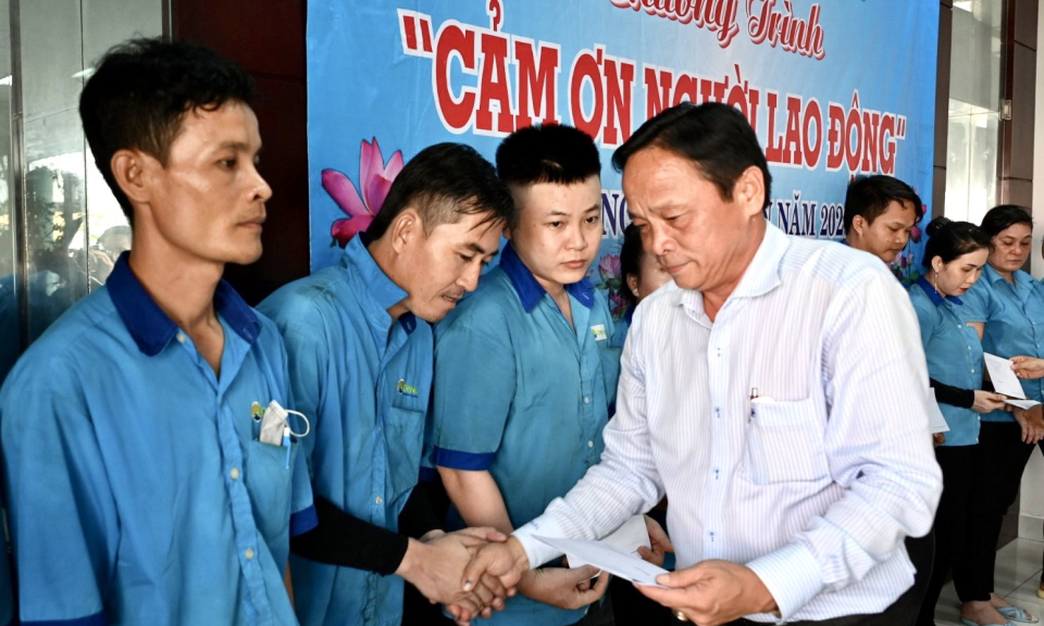 Bến Lức trao quà cho công nhân khó khăn tại Công ty TNHH Công nghiệp AGRINA