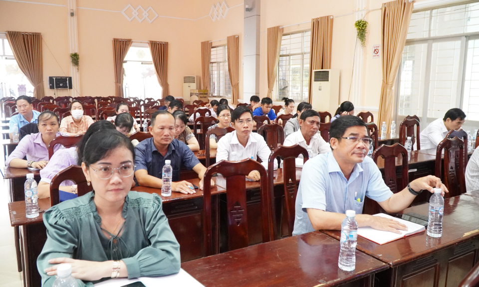 Cần Giuộc tập huấn truyền thông tiểu dự án giảm nghèo về thông tin 