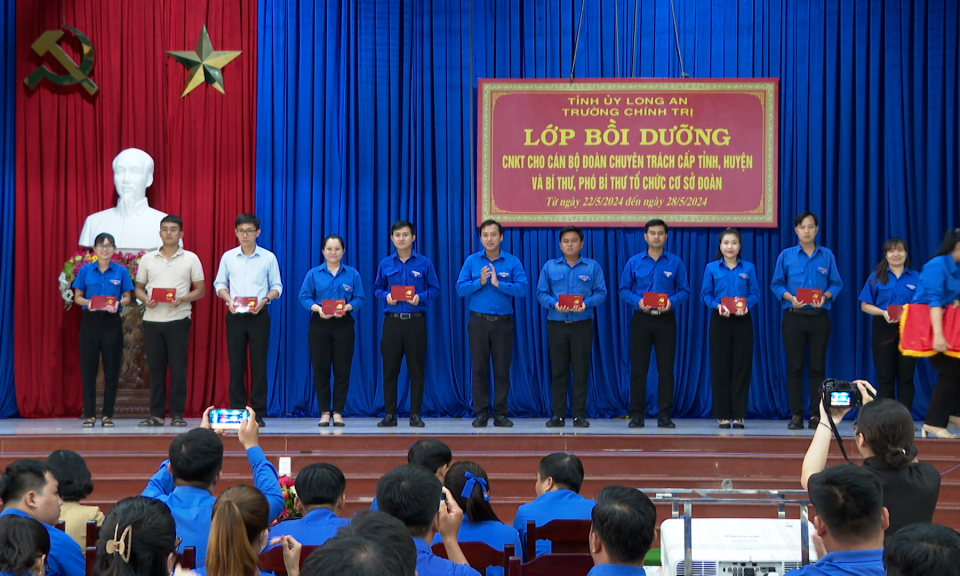 Bế giảng lớp bồi dưỡng, cập nhật kiến thức cho cán bộ Đoàn