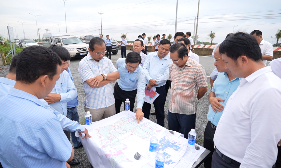 Bí thư Tỉnh ủy kiểm tra các công trình trọng điểm tại huyện Cần Giuộc