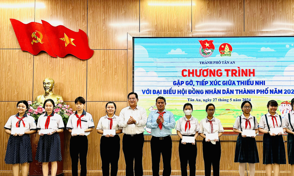 Đại biểu Hội đồng Nhân dân thành phố Tân An gặp gỡ thiếu nhi