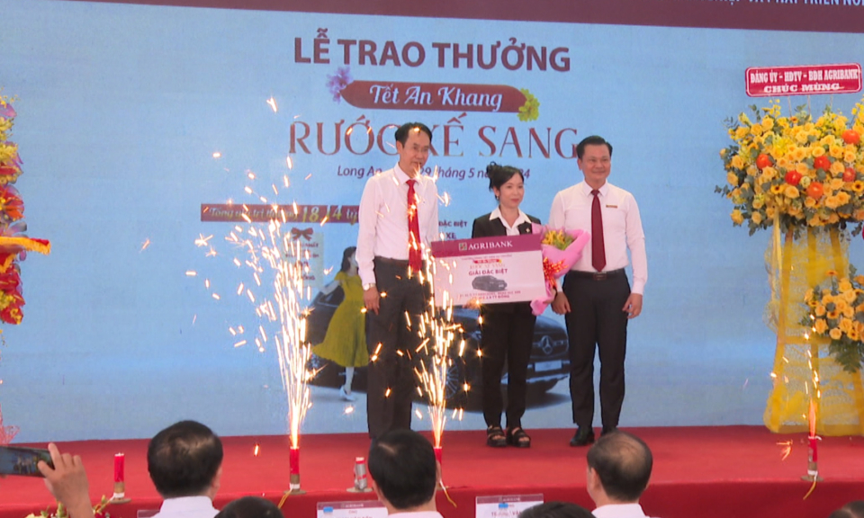 Agribank trao thưởng chương trình gửi tiết kiệm “Tết an khang - Rước xế sang”
