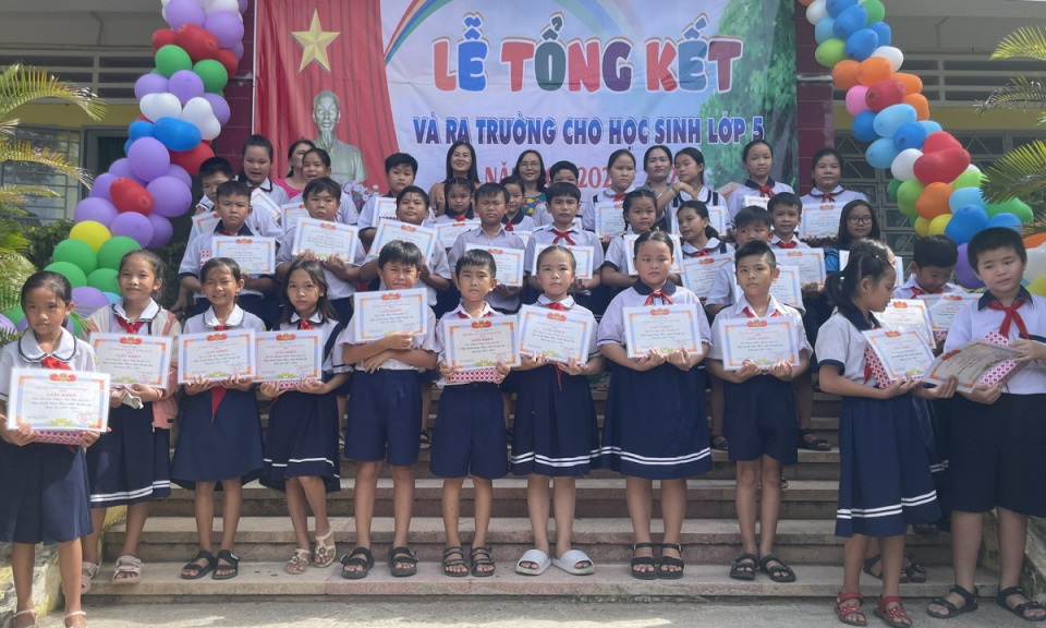Trường Tiểu học thị trấn Tân Hưng tổng kết năm học 2023 - 2024