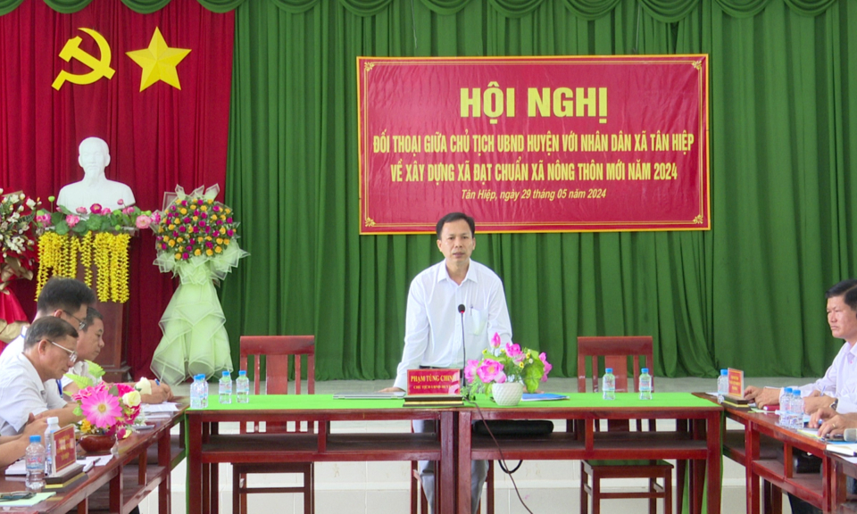 Chủ tịch UBND huyện Thạnh Hóa đối thoại với Nhân dân xã Tân Hiệp về xây dựng nông thôn mới