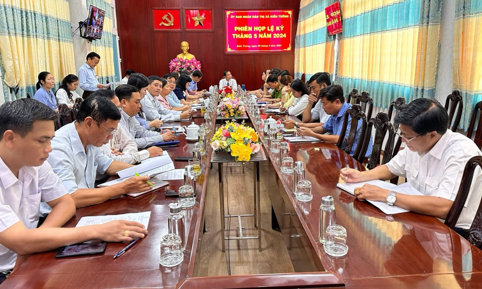 Kiến Tường giao ban trực tuyến giữa UBND thị xã với xã, phường 