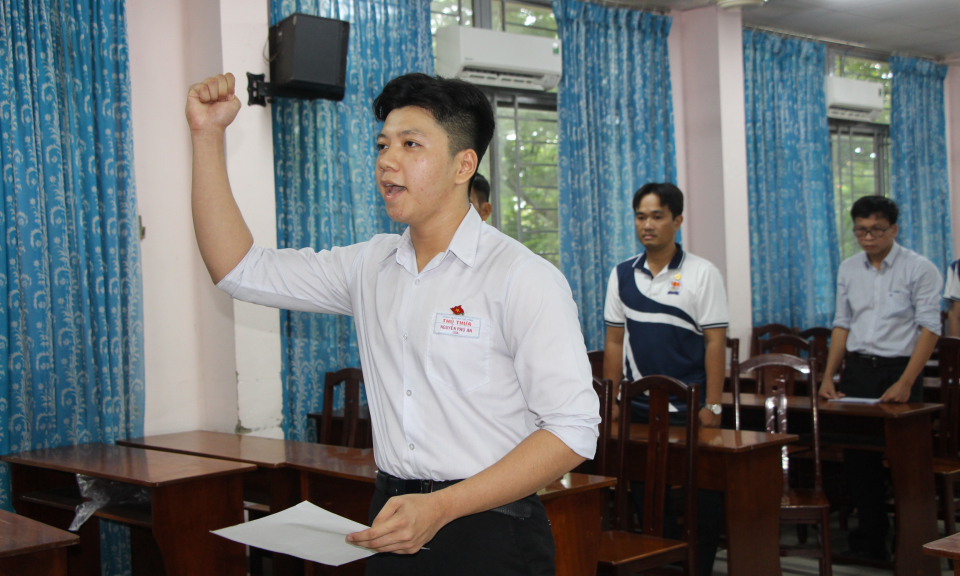 Trường THPT Thủ Thừa kết nạp đảng viên là học sinh