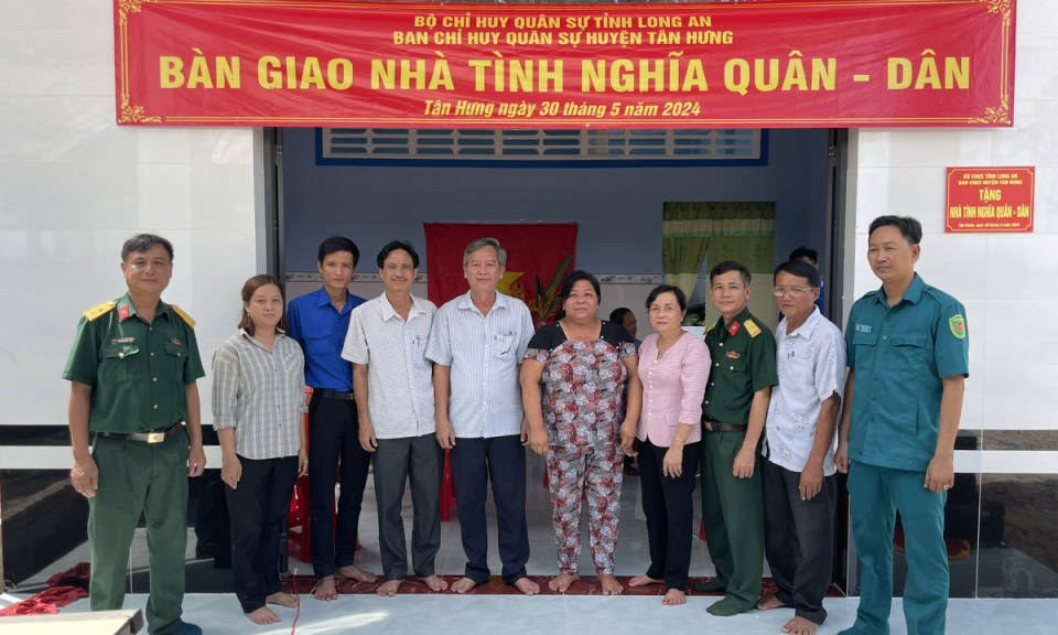 Tân Hưng bàn giao căn nhà tình nghĩa Quân - Dân