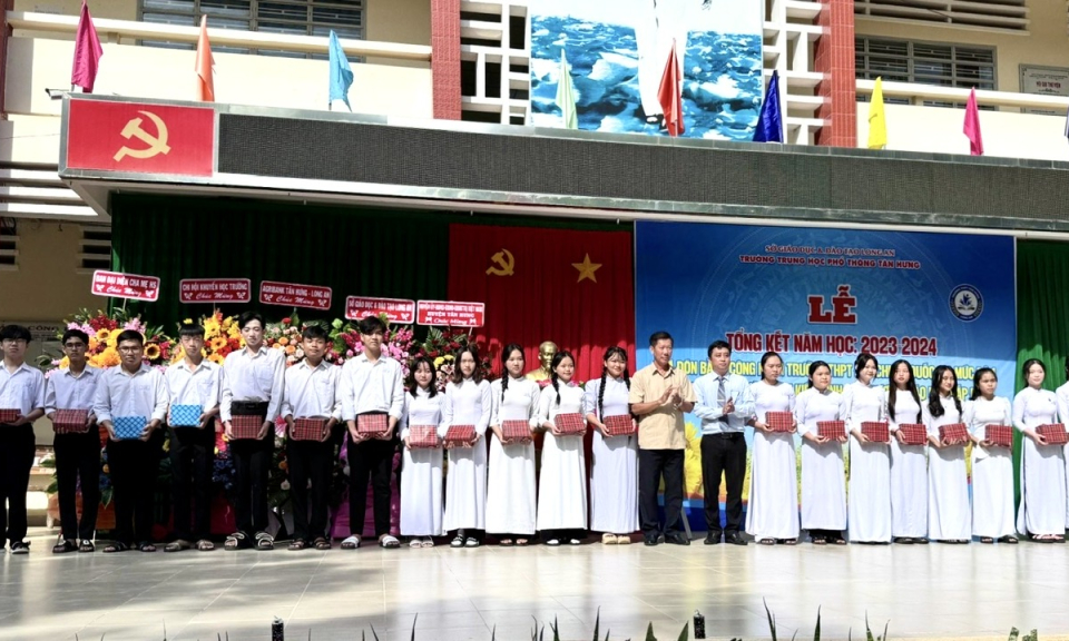 Trường THPT Tân Hưng tổng kết năm học 2023 - 2024