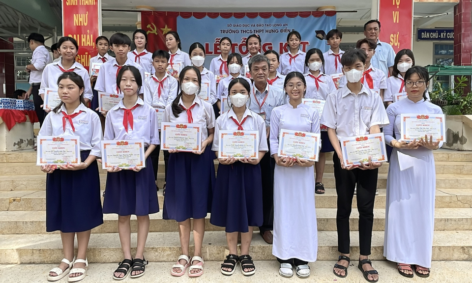 Trường THCS và THPT Hưng Điền B tổng kết năm học