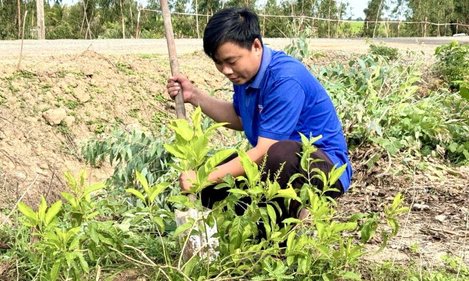 Tân Hưng: Bí thư Đoàn xã gương mẫu học tập và làm theo lời Bác