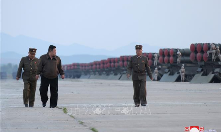 Nhà lãnh đạo Triều Tiên thị sát diễn tập phóng tên lửa