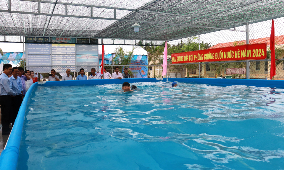Khánh thành hồ bơi tại trường tiểu học Tân Chánh, huyện Cần Đước