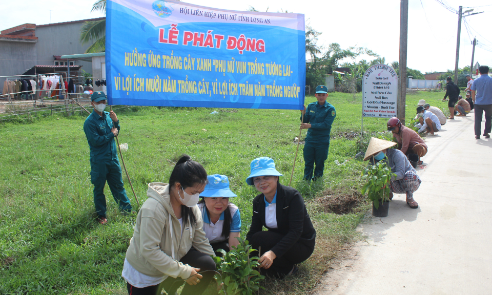 Phụ nữ Đức Huệ thực hiện mô hình “Tuyến đường phụ nữ xanh - sạch - đẹp”