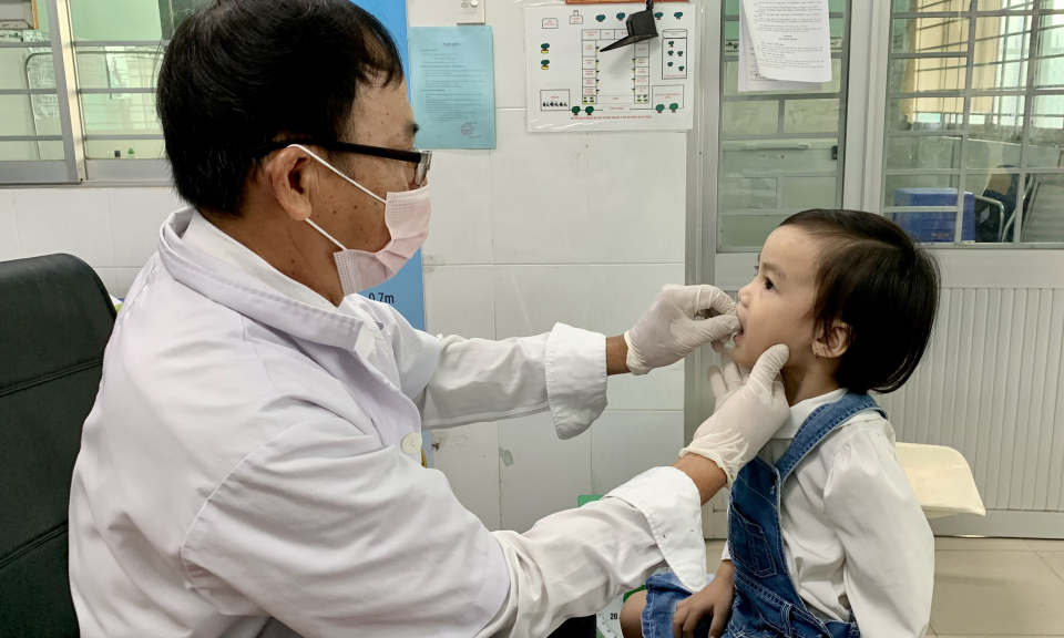 Huyện Châu Thành tổ chức chiến dịch bổ sung Vitamin A và cân đo cho trẻ