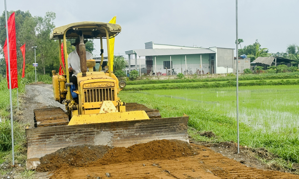 Đức Hòa khởi công đường bêtông nông thôn