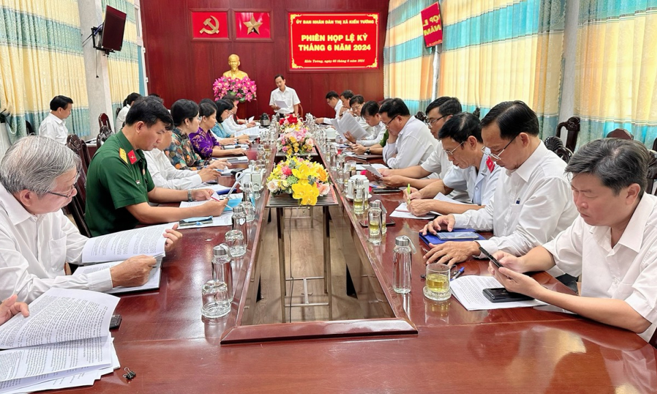 UBND Thị xã Kiến Tường thông qua báo cáo 06 tháng đầu năm 2024.