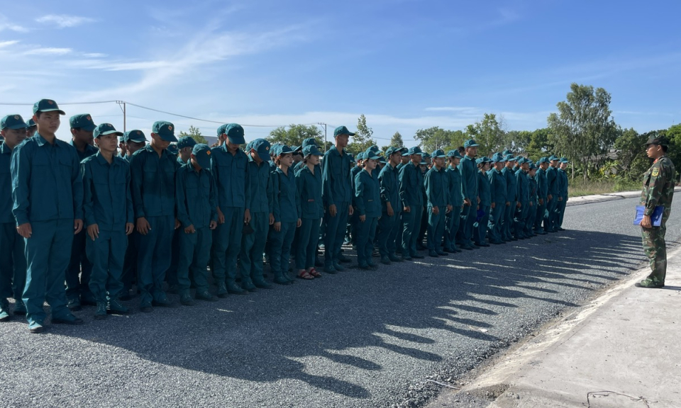 Tân Hưng tổ chức huấn luyện Dân quân tự vệ 