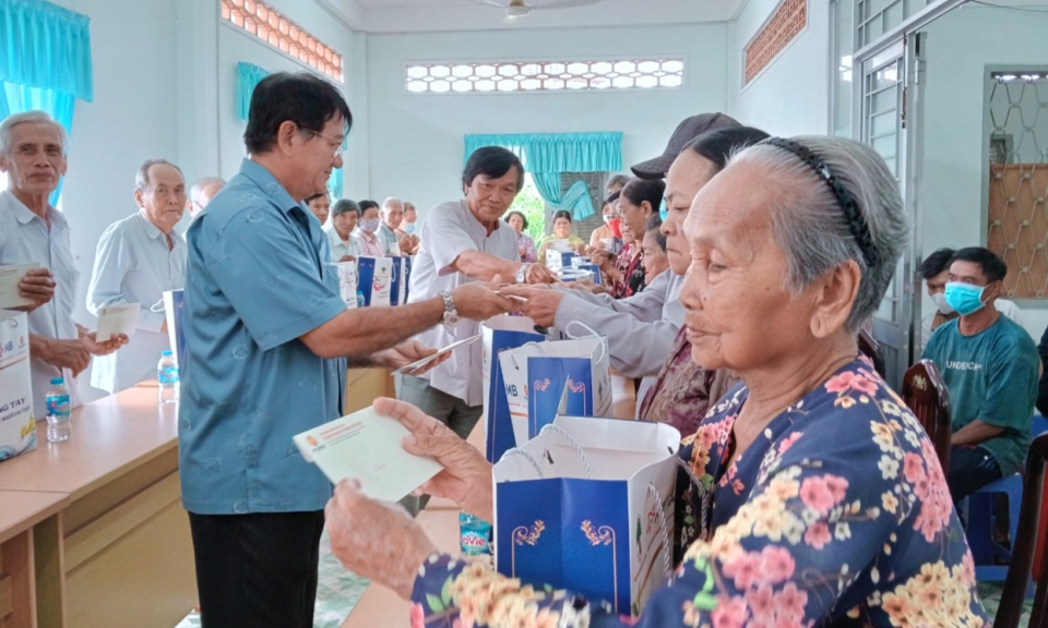 Thành phố Tân An trao quà cho người cao tuổi có hoàn cảnh khó khăn 