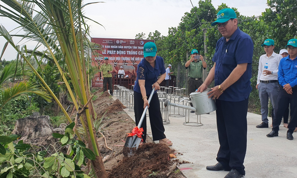 Tân Thạnh trồng cây hưởng ứng ngày Môi trường thế giới