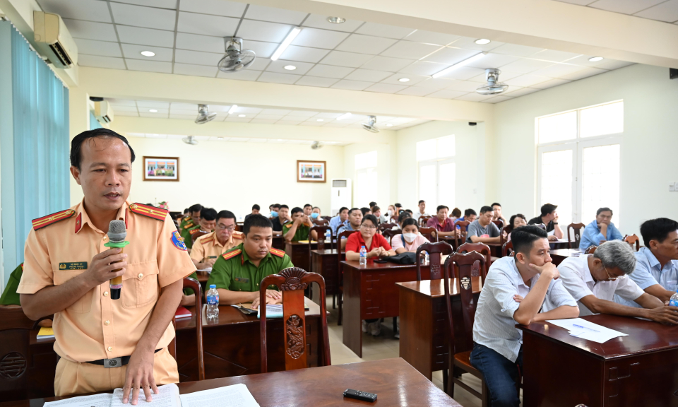 Công an huyện Bến Lức về giải quyết thủ tục hành chính