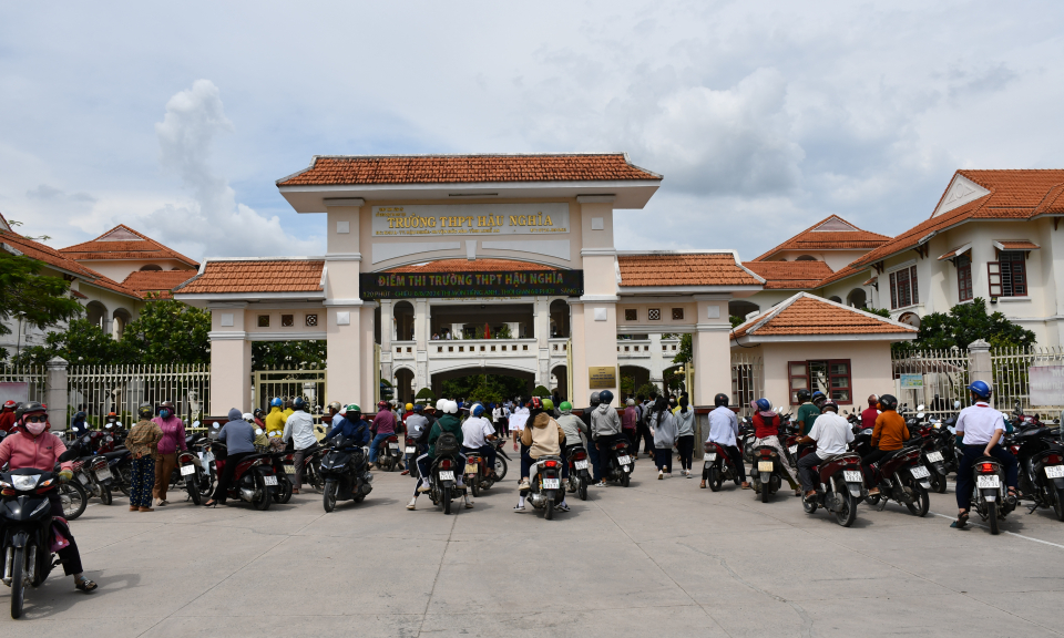 Thí sinh huyện Đức Hòa làm thủ tục dự thi tuyển sinh vào lớp 10 