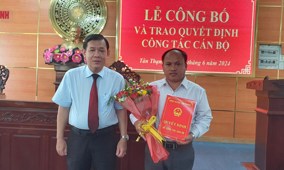 Ông Nguyễn Văn Đoàn nhận nhiệm vụ phụ trách Phòng Nông nghiệp và Phát triển nông thôn huyện Tân Thạnh