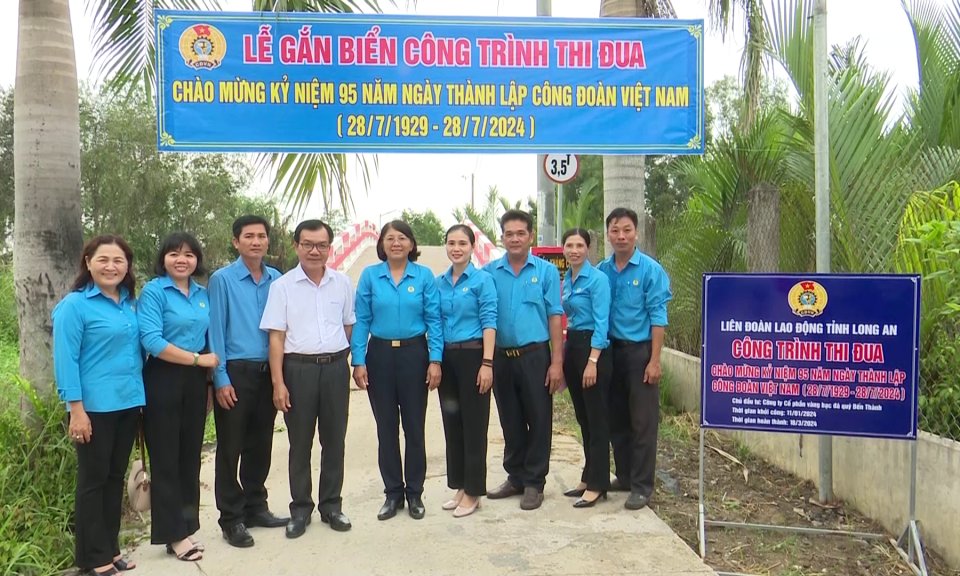 Gắn biển công trình chào mừng kỷ niệm 95 năm Ngày thành lập Công đoàn 
