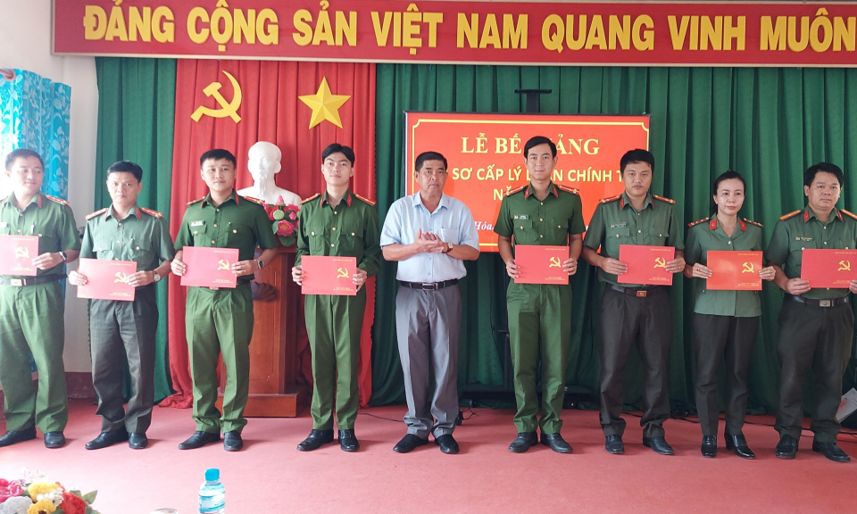 Thạnh Hóa bế giảng lớp sơ cấp lý luận chính trị năm 2024