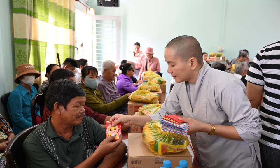 Bến Lức trao tặng quà cho người khiếm thị, khuyết tật khó khăn