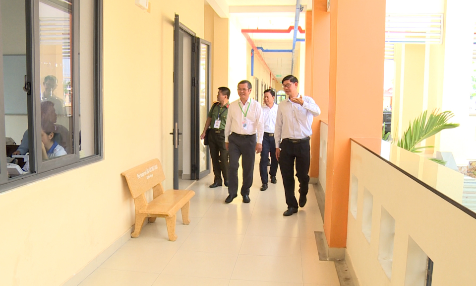 Thứ trưởng Bộ Giáo dục và Đào tạo kiểm tra công tác chuẩn bị Kỳ thi tốt nghiệp THPT tại Long An