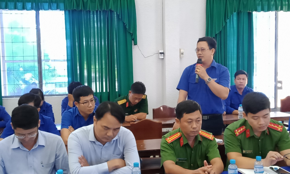 Chủ tịch Ủy ban Nhân dân huyện Thạnh Hóa gặp gỡ, đối thoại với thanh niên