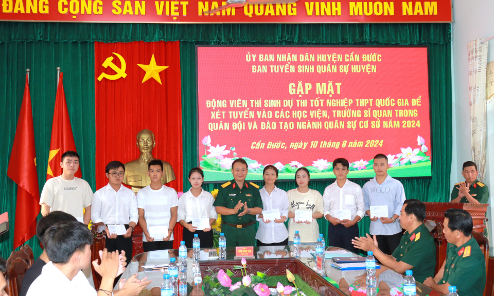 Cần Đước gặp mặt thí sinh dự thi vào các trường quân đội năm 2024