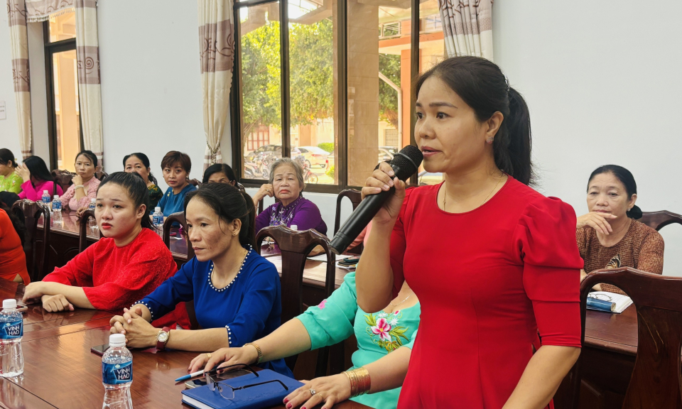 Chủ tịch UBND huyện Đức Hòa đối thoại với cán bộ, hội viên phụ nữ về phát triển kinh tế