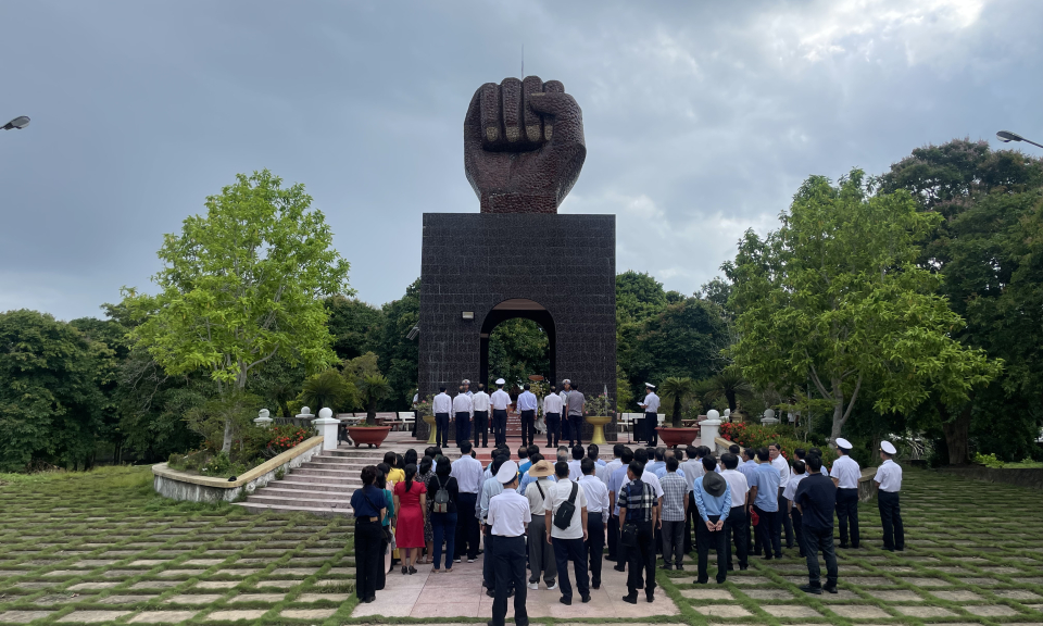 Đoàn công tác tỉnh Long An dâng hương tại Tượng đài Nắm Đấm, Phú Quốc