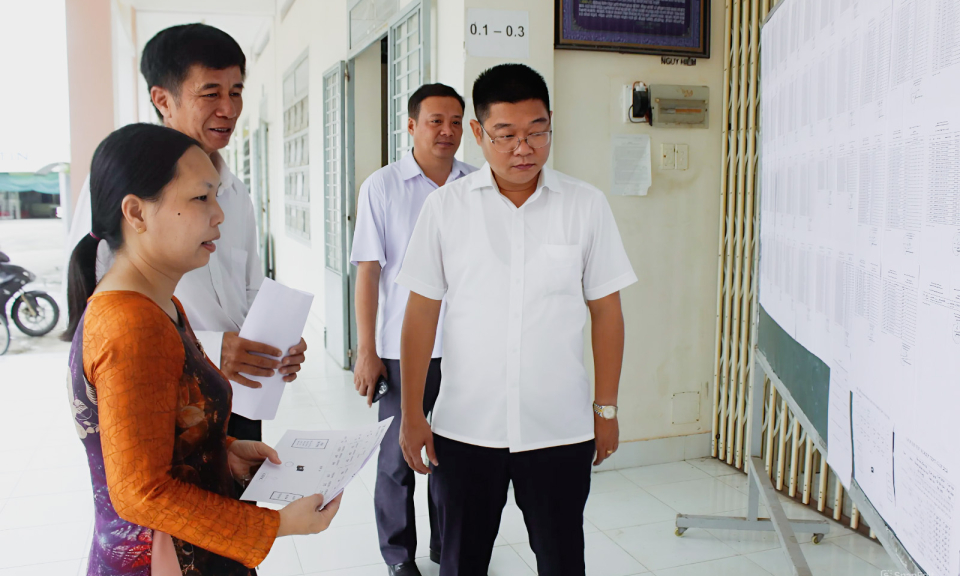 Bí thư Huyện ủy Tân Trụ kiểm tra công tác chuẩn bị thi  tốt nghiệp Trung học phổ thông năm 2024