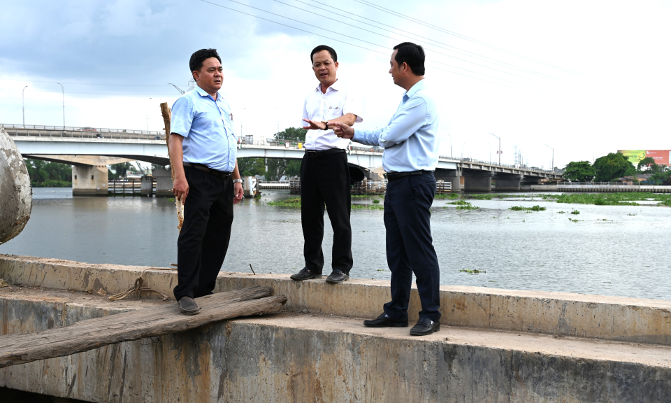Chủ tịch UBND huyện Bến Lức kiểm tra tiến độ thi công các dự án, công trình