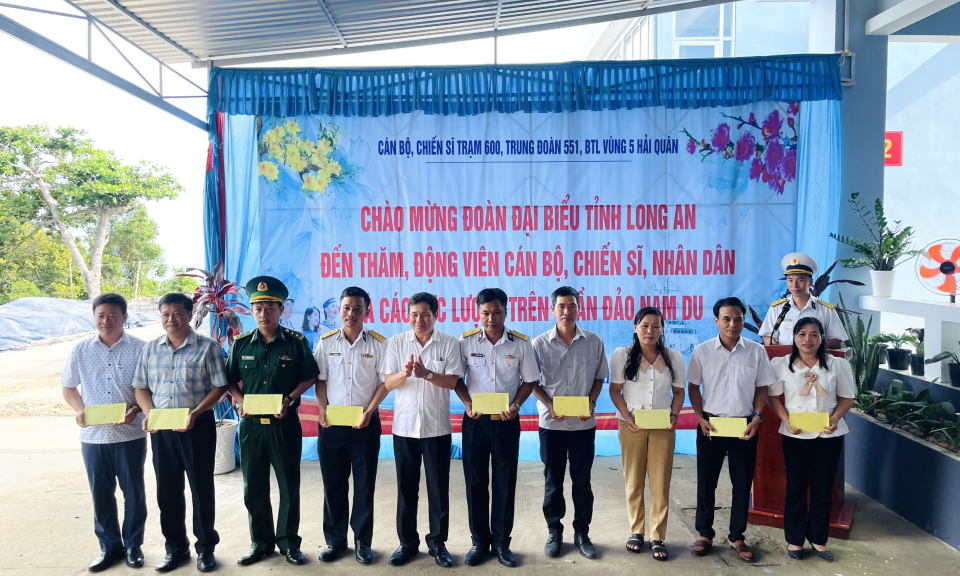 Đoàn đại biểu tỉnh Long An thăm, tặng quà, động viên Cán bộ, Chiến sĩ và Nhân dân trên đảo Nam Du