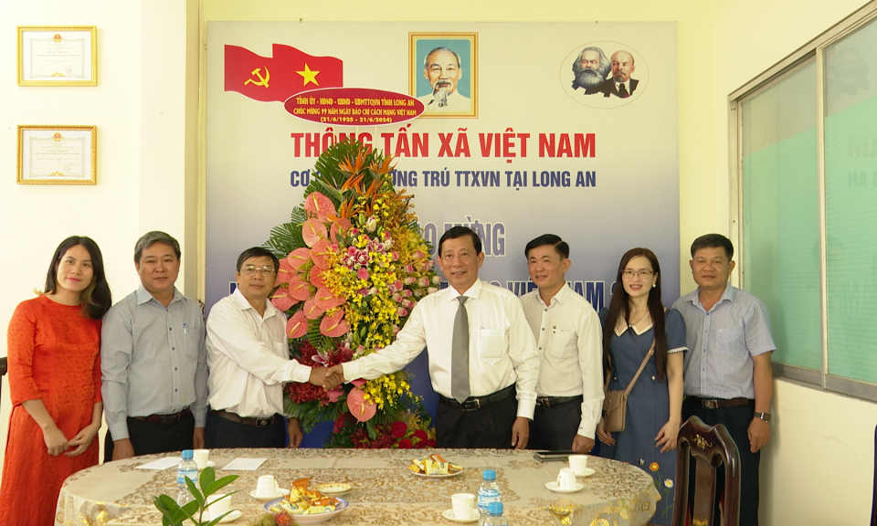 Đoàn công tác tỉnh thăm, chúc mừng các cơ quan báo chí