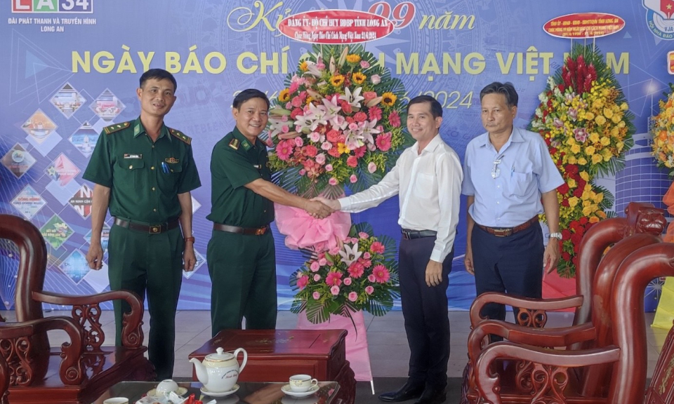 Bộ đội Biên phòng tỉnh chúc mừng Đài PT&TH Long An nhân 99 năm Ngày Báo chí Cách mạng Việt Nam.