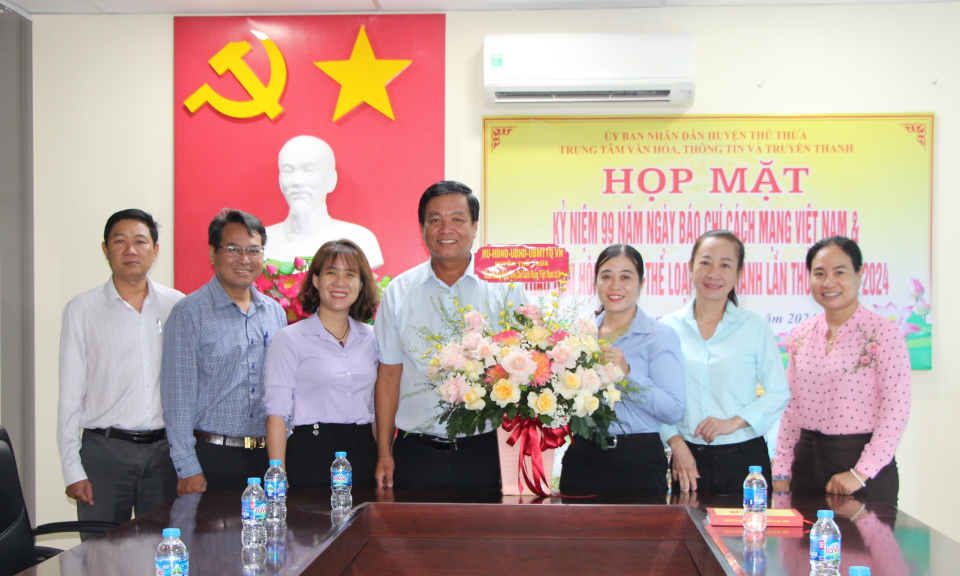 Lãnh đạo huyện Thủ Thừa chúc mừng Ngày Báo chí Cách mạng Việt Nam 21/6