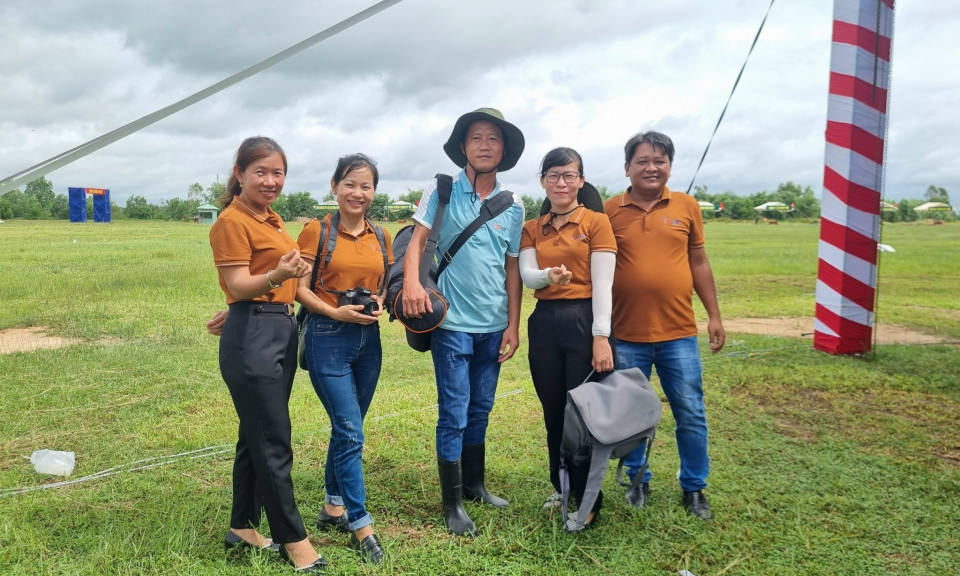 Những người làm truyền thanh cơ sở huyện Đức Huệ