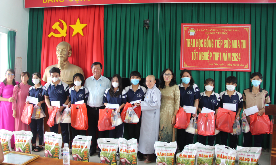 Thủ Thừa trao học bổng tiếp sức mùa thi