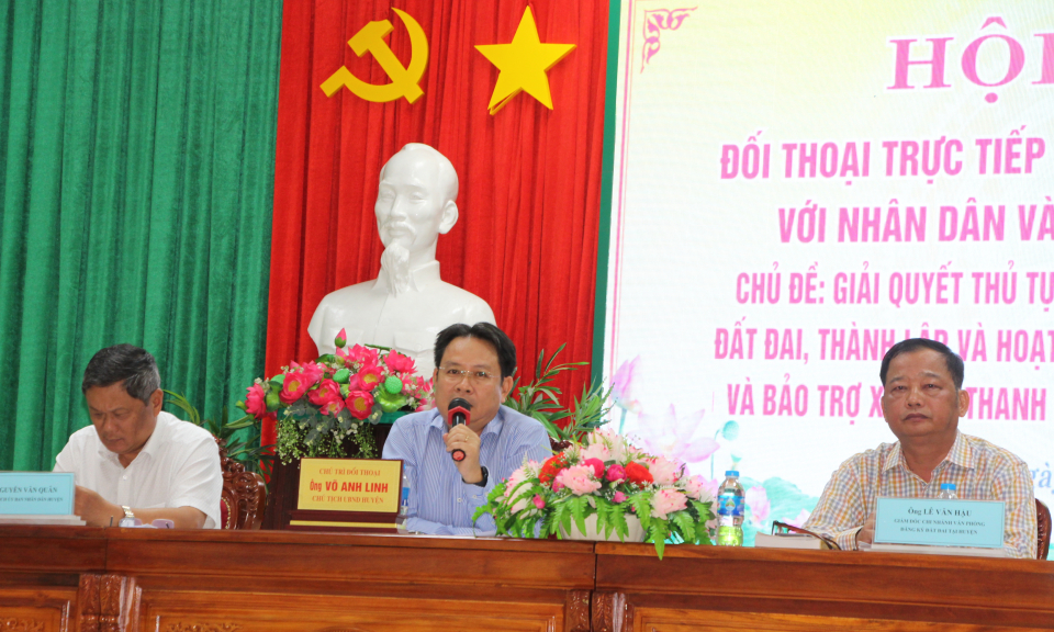 Chủ tịch UBND huyện Thủ Thừa đối thoại với Nhân dân