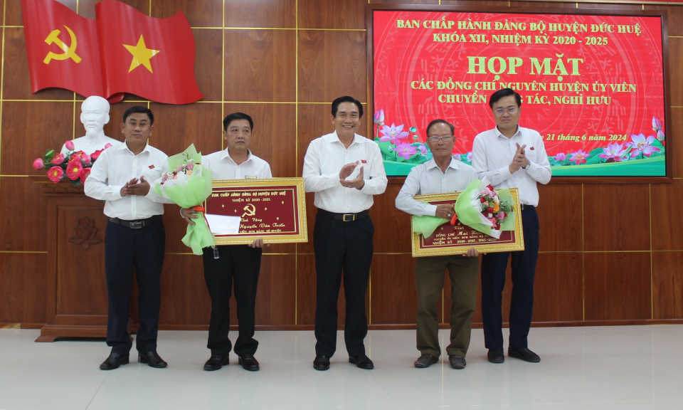 Đức Huệ tổ chức Hội nghị Huyện uỷ