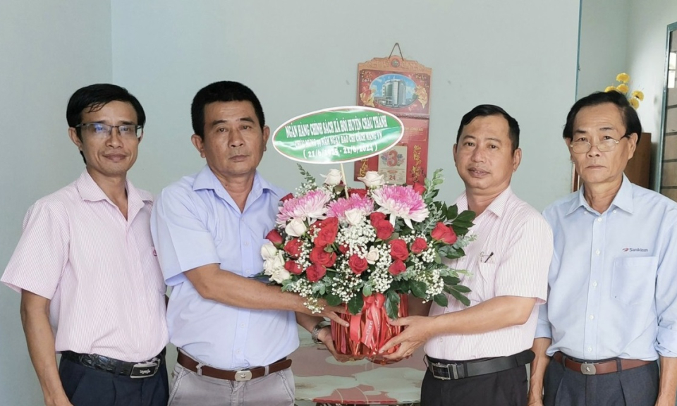 Phòng Giao dịch Ngân hàng CSXH huyện thăm, chúc mừng Ngày Báo chí Cách mạng Việt Nam 21/6