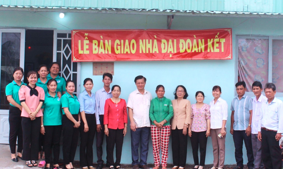 Cần Đước trao nhà Đại đoàn kết