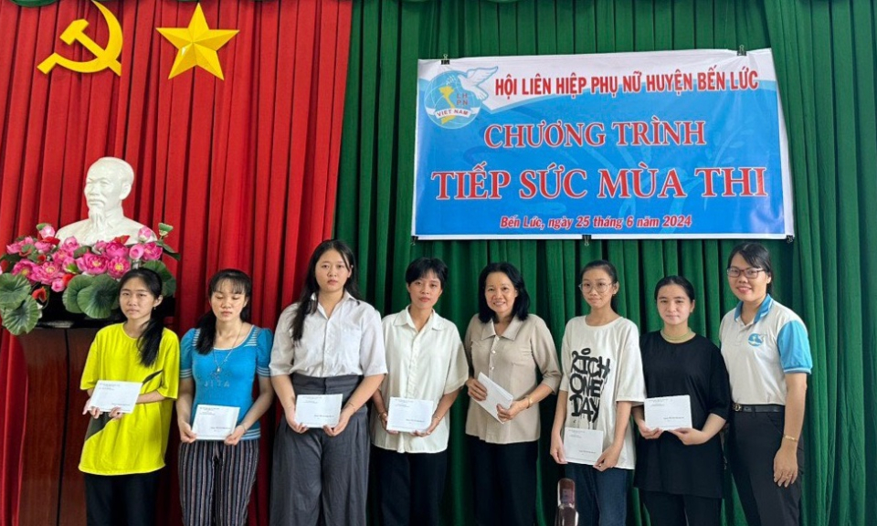 Bến Lức trao quà cho học sinh khó khăn trước Kỳ thi tốt nghiệp THPT