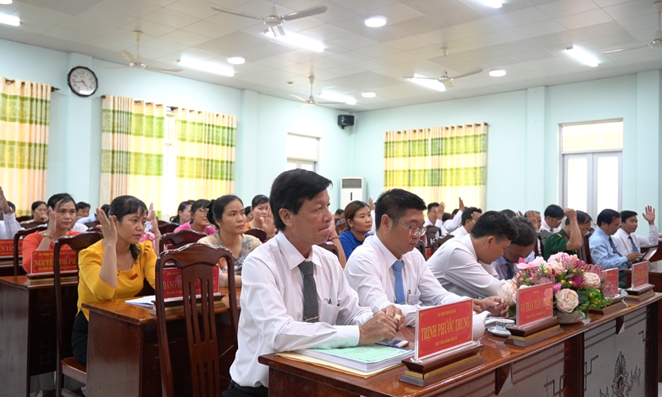 HĐND huyện Tân Trụ thông qua 12 Nghị quyết